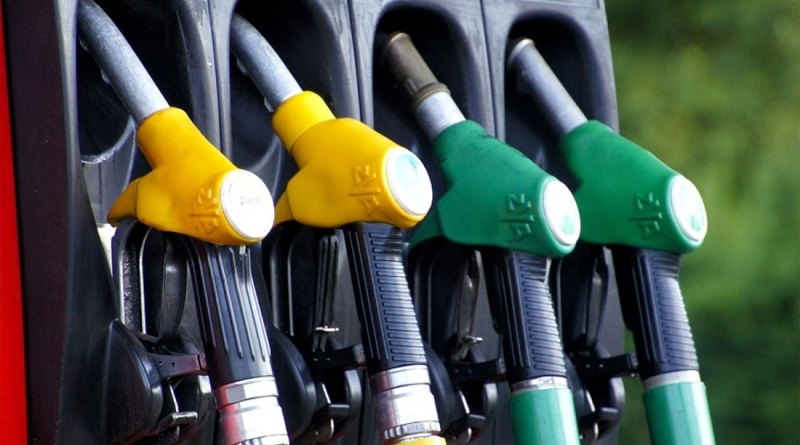 Бензин в России будет стоить 100 рублей за литр